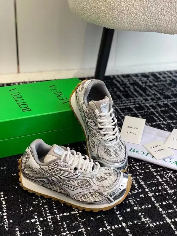 👟👟Ex-factory price 600👟👟 Top version (couples style) Bottega Veneta 23ss autumn and winter show style BV Orbit sneakers Wang Yibo same style couple style casual shoes dad shoes! Runner sneakers! Original purchase and development! Made of original lightweight technical mesh fabric, the same as the original version! The process is complicated! Paired with a rubber outsole designed with a geometric pattern, the high version of the Wang Zha series is actually much taller, but the legs still look slim. Very nice. Durable and durable to play with, standard and version-matching shoe packaging technology, look for high-end versions. The original outsole is exclusively molded, and the color-blocked TPU outsole is used. The material and weight are the same as the original! Size: #Female 35-41 (40 and 41 customized sizes are non-refundable) Male 39-45 (45 size customized are non-returnable and exchangeable)